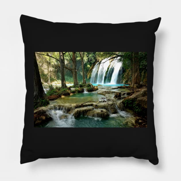 Chute d'eau El Chiflon,Mexique Pillow by franck380