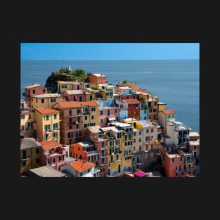 View on the cliff town of Manarola, one of the colorful Cinque Terre on the Italian west coast T-Shirt