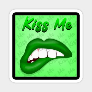 Kiss me green Magnet