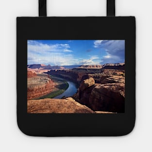 A Bend in the River. Tote