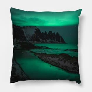 Northern lights above the sea Pillow