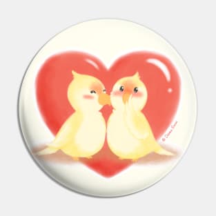 Lovebirds kiss Pin