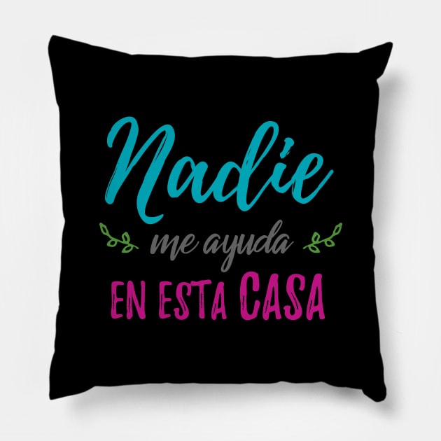 Nadie me ayuda en esta casa Pillow by verde