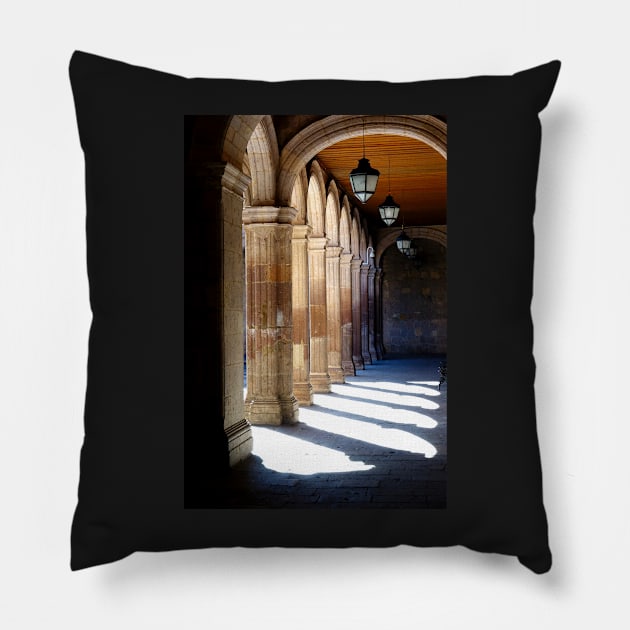 Palacio de Gobierno Morelia, Mexique Pillow by franck380