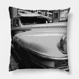 Calssic cab in New York City streets - Black and white Pillow