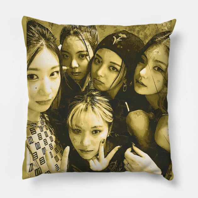 itzy kpop Pillow by Danwpap2