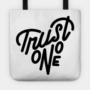 trust no one Tote