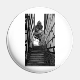 Alley in Stolberg / Harz with stairs in black and white Pin