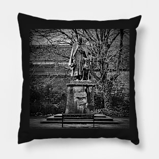 Tennyson statue, Lincoln Pillow