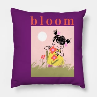 Bloom in the garden Pillow