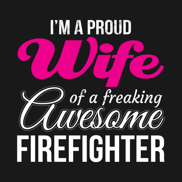 Disover Proud Wife of freaking awesome Firefighter Wife - Firefighter - T-Shirt