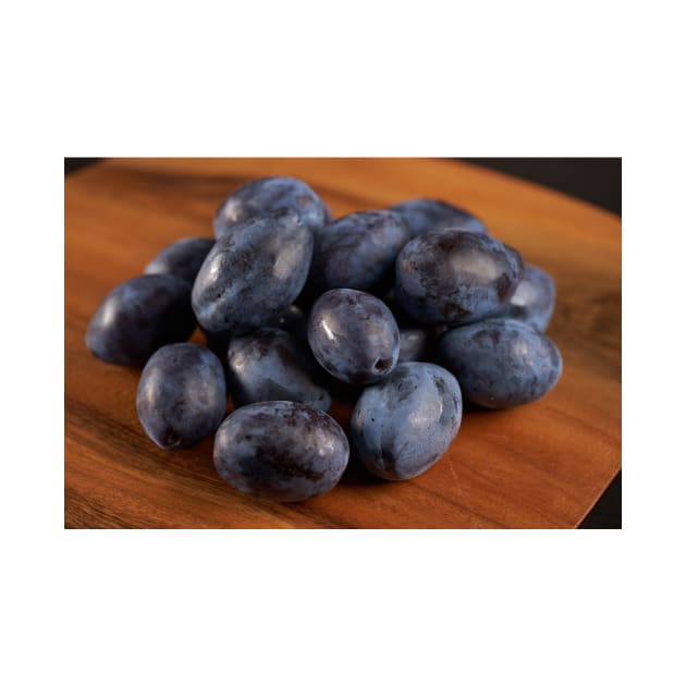 Blue plums in a collander by naturalis