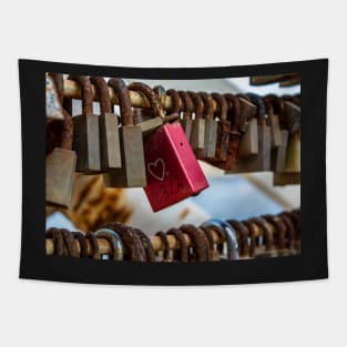 Red love lock with heart Tapestry