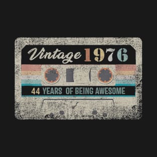 Vintage 1976 Made In 1976 44 Years Old 44th Birthday Gift T-Shirt