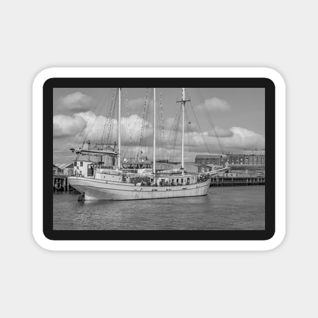 Sailing boat in Great Yarmouth Magnet by yackers1