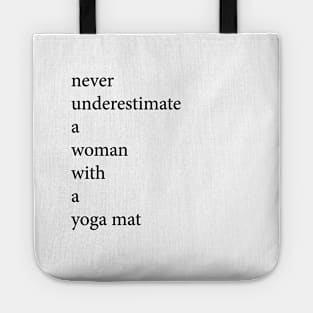 never underestimate a woman with a yoga mat I Yoga T-Shirt Tote