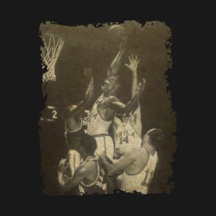 Wilt Chamberlain Throws it Down in Traffic Against The Lakers T-Shirt