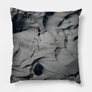 Black sand waves Pillow