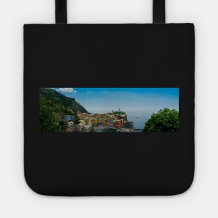 View on the cliff town of Vernazza, one of the colorful Cinque Terre on the Italian west coast Tote