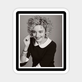 Julia Garner Magnet