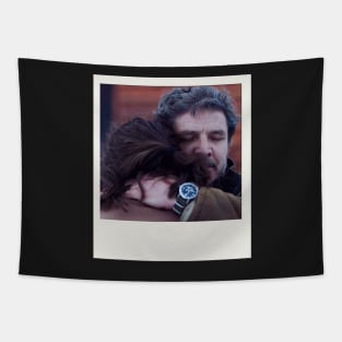 pedro pascal and bella ramsey foto retro hug Tapestry