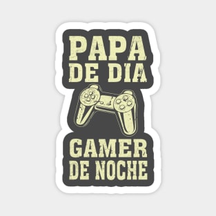 papa de dia gamer de noche Magnet