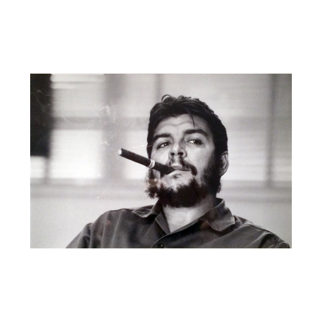 Discover CHE GUEVARA SMOKING A PIPE - Che Guevara - T-Shirt