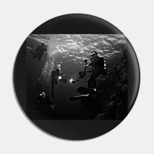 COUSTEAU EN NOIR Pin