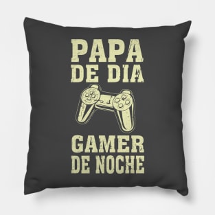 papa de dia gamer de noche Pillow