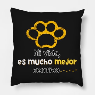 I love my pet! . Phrase in Spanish: My life is much better with you. Pillow