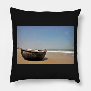 Bateau panier en bambou sur une plage du Vietnam Pillow