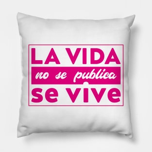 Spanish quote | La Vida no se publica se Vive Pillow