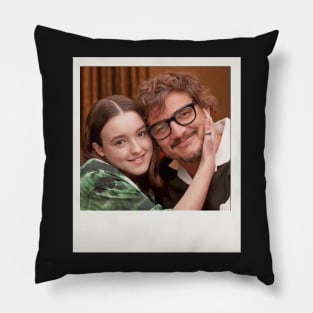 pedro pascal and bella ramsey foto retro interview cute moment Pillow