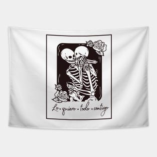 Skeletons in love with phrase in Spanish: I want everything with you. Love until the death! Tapestry