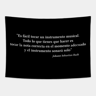 Bach quote | White | Es fácil tocar un instrumento musical Tapestry