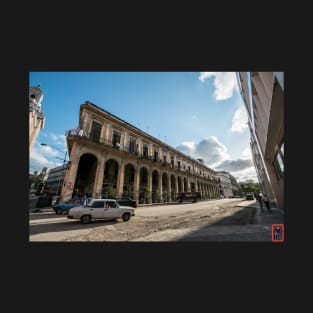 Old cars in Havana, Cuba T-Shirt