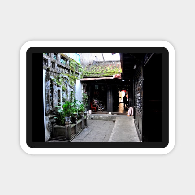 Cour d'une maison typique d'Hoi An - Vietnam Magnet by franck380