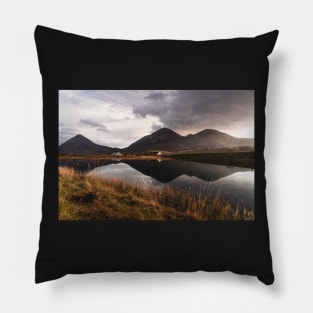 Mirror lake with house and mountains in the background - Isle of Skye Scotland Pillow