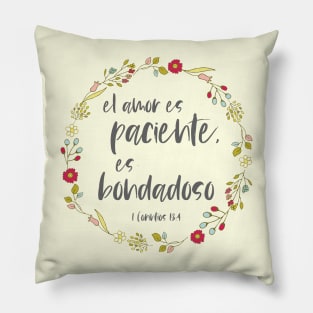 Bíblico Cristiano: El amor es paciente, es bondadoso (texto gris, español) Pillow