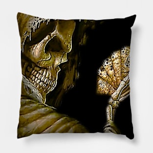 scary play with me t-shirt Pillow