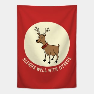 Funny Reindeer Christmas Pun - Sleighs Well With Others Tapestry