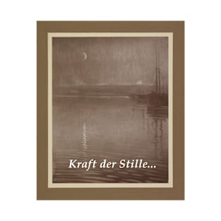 Geheimnisvolle Landschaft eines nebligen Sees mit dem Titel Kraft der Stille T-Shirt