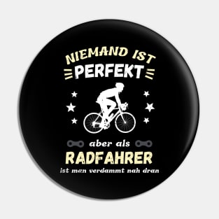 Radfahrer Humor Fahrrad Perfektion Spruch Fun Pin