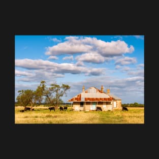 Old farmhouse late afternoon T-Shirt