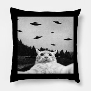 Funny Cat Shirt, Cat Selfie UFO, Cat UFO Shirt, Cat and UFOs, Retro 90s Alien, Funny Cat Lover Pillow