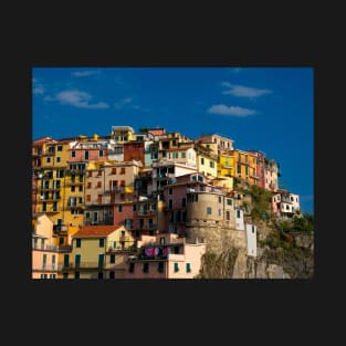 View on the cliff town of Manarola, one of the colorful Cinque Terre on the Italian west coast T-Shirt