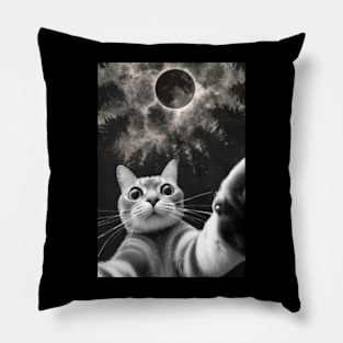 Funny cat selfire total solar eclipse April 2024 Pillow