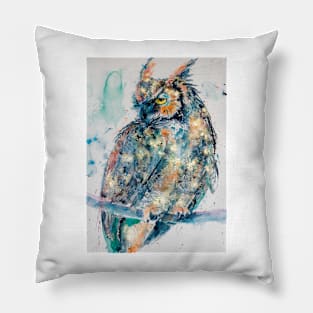 Great horned owl in gold Pillow