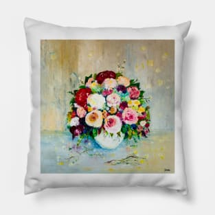 A bouquet of flowers in the English style Pillow