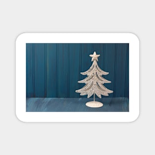 A White Christmas tree of metal Magnet